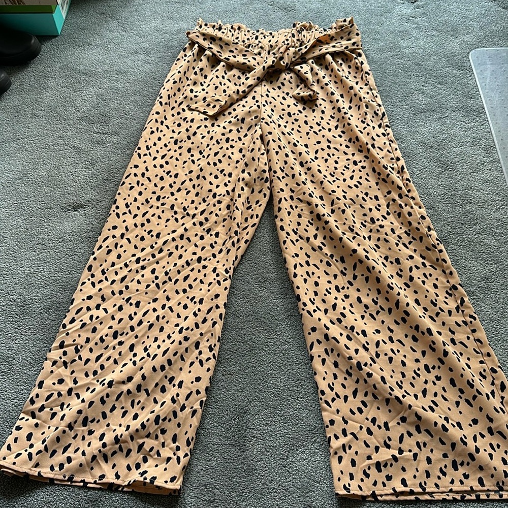 Flowy high rise, wide leg pants from Francesca‘s.